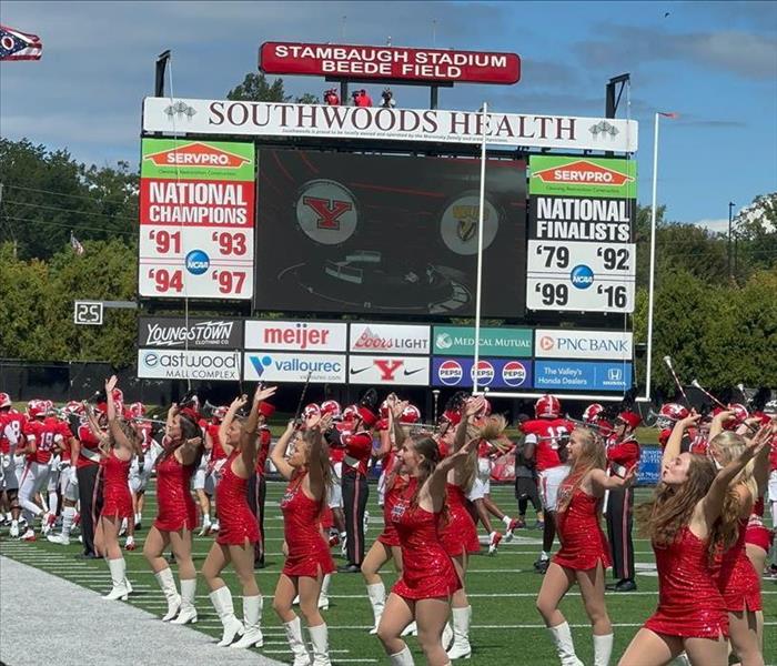 ysu cheerleaders and scoreboard